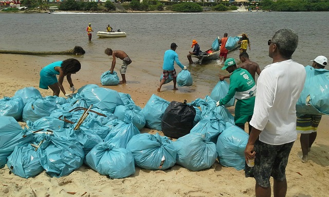 Ação conjunta retira quase cinco toneladas de lixo do Rio Jacuípe Ação conjunta retira quase cinco toneladas de lixo do Rio Jacuípe