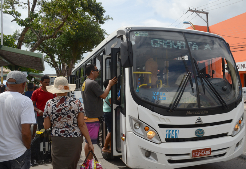 Ônibus que saem do TIR realizam embarque e desembarque na rua Costa Pinto (Foto: Aristeu Chagas)