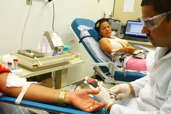 Doação acontece no Banco de Sangue do Hospital Geral de Camaçari (Foto: Adenilson Nunes)