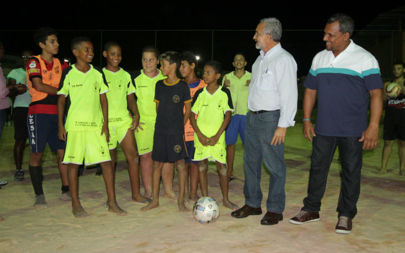 A confirmação da data foi feita pelo prefeito na noite de ontem (27), durante a entrega dos serviços executados pela Prefeitura nos bairros Camaçari de Dentro e Jardim Brasília, por meio do programa Brilha Camaçari (Foto: Adenilson Nunes)