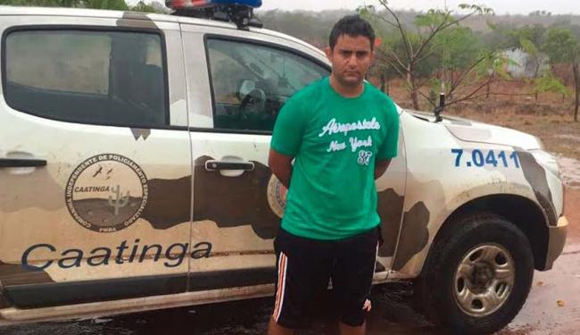 Após a prisão, o acusado foi conduzido pela equipe de policiais da delegacia da cidade para Salvador (Foto: Divulgação | Polícia Civil)