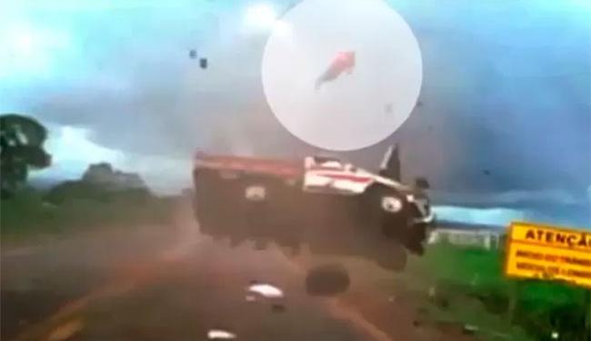 Caminhonete capotou diversas vezes e passageiro foi arremessado (Foto: Reprodução | TV Anhaguera)