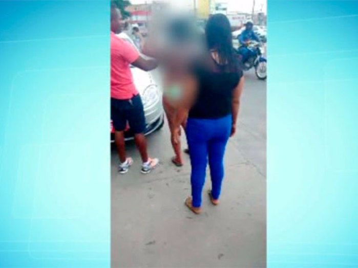 Populares socorrem a vitima (Crédito: Reprodução) Populares socorrem a vitima (Crédito: Reprodução)