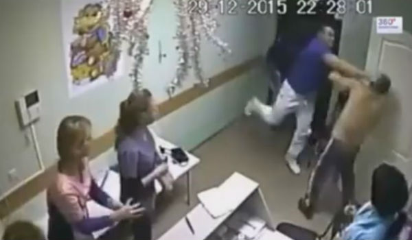 PUBLICIDADE Mundo Médico se descontrola e mata paciente com um soco em consultório Ilya Zelendinov se irritou com homem que teria desrespeitado uma enfermeira em instituição da cidade russa de Belgorod