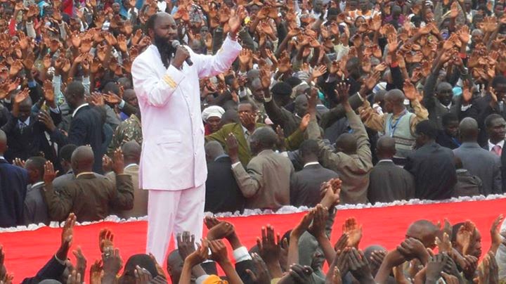 David Owuor prega o arrependimento no mundo, e a Volta iminente de Jesus, para quem crê.