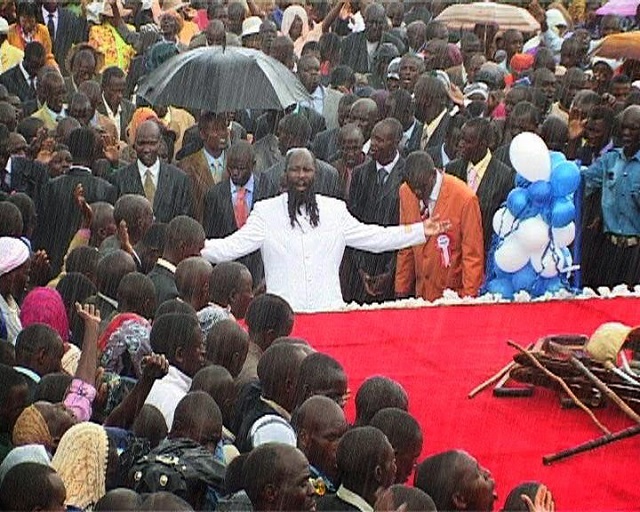 Alguns dos vídeos mais vistos do profeta David Owuor são os quais onde ele pede chuva, sob um pleno céu azul, e Deus atende imediatamente sua oração. Por causa disso, ele é conhecido como 'o profeta da Chuva' Alguns dos vídeos mais vistos do profeta David Owuor são os quais onde ele pede chuva, sob um pleno céu azul, e Deus atende imediatamente sua oração. Por causa disso, ele é conhecido como 'o profeta da Chuva'