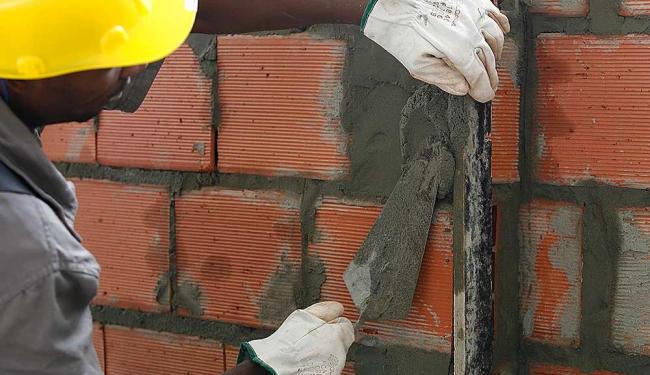 Setor da construção civil é um dos afetados (Foto: Iracema Chequer | Ag. A TARDE)