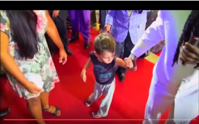 A criança, que inicialmente teve medo de soltar o carrinho que o conduzia, ao perceber que podia andar, não quis mais parar, emocionando a todos, presente no culto (Imagem Reprodução)