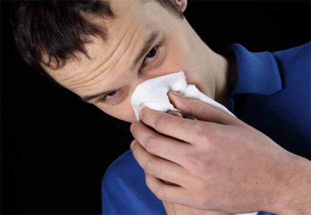 A febre pode vir acompanhada de tosse, espirro, dores no corpo, moleza e falta de apetite