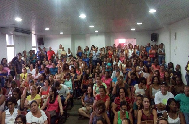 Os professores e professoras da rede pública municipal de Camaçari realizaram assembleia na manhã dessa terça-feira, 15/03, no auditório do Sindticcc
