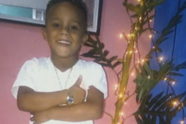 Ryan brincava na porta de casa quando foi atingido