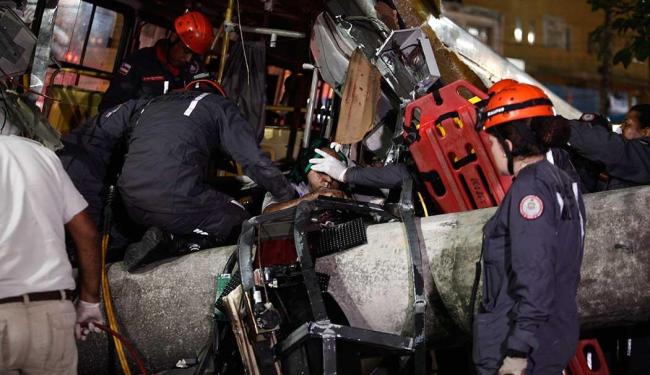 Bombeiros trabalham no resgate do motorista (Foto: Adilton Venegeroles | Ag. A TARDE)