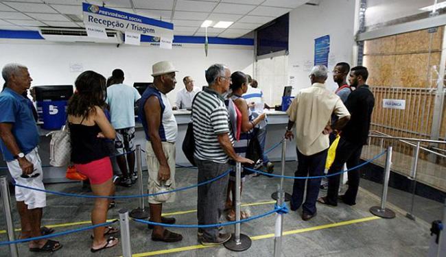 Trabalhadores aguardam na fila por atendimento no setor de triagem (Foto: Luciano da Matta l Ag. A TARDE)