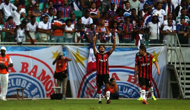 Tiago Real, ex-bahia, marcou o segundo gol do Vitória (Foto: Raul Spinassé | Ag. A TARDE)