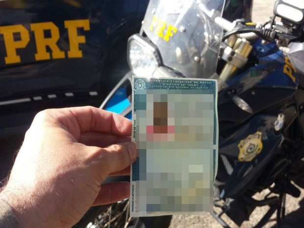 Homem com CNH falsa foi flagrado pela Polícia Rodoviária Federal na BR-324 (Foto: Divulgação / Polícia Federal )
