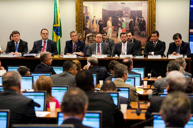 Fala do professor de direito financeiro Ricardo Lodi Ribeiro foi, desde o primeiro minuto dos 30 previstos, alvo de várias interrupções (Foto: Marcelo Camargo/Agências Brasil)