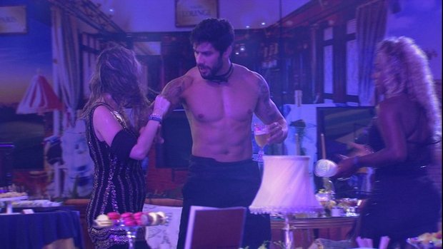 A jornalista dá dois tapas no rosto do modelo, enquanto ele tentava a separar de Adélia e Matheus