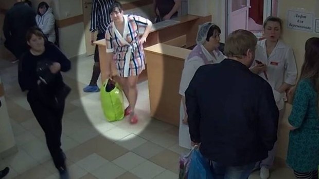 Jovem roubou bebê de hospital na Rússia (Foto: Reprodução/Youtube)
