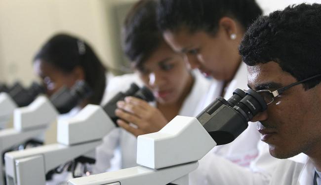 Aqueles que não obtiverem a nota necessária poderão refazer a prova (Foto: Raul Spinassé l Ag. A TARDE)