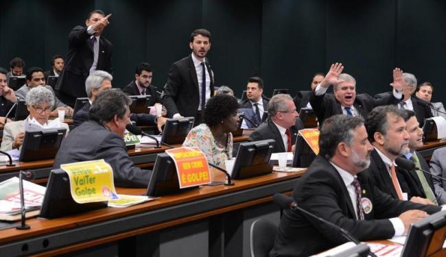 Deputados discutiram durante a reunião da comissão de Impeachment (Foto: Valter Campanato | Agência Brasil)