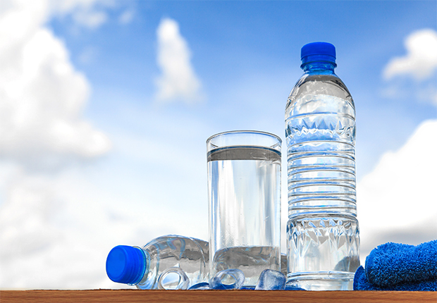 O consumo ideal é de 2 litros de água por dia sem levar em consideração sucos e outros líquidos