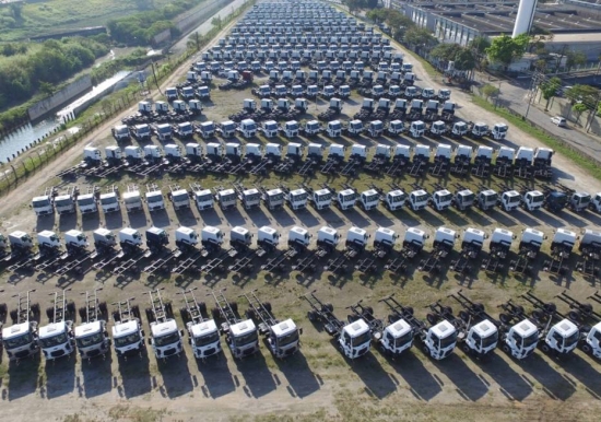 Pátio de caminhões novos da Ford, em São Bernardo do Campo, está lotado (Foto: Márcio Fernandes/Estadão)