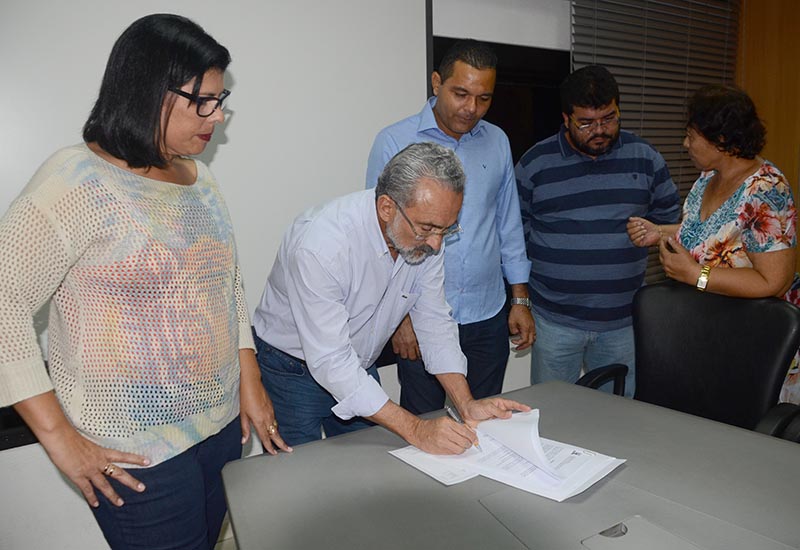 Prefeito assina ordem de serviço para instalação do Restaurante Popular (Foto: Aristeu Chagas)