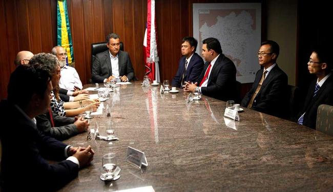 Governador Rui Costa durante reunião com representantes da montadora chinesa Yasuna Motors (Foto: Mateus Pereira | GovBa)