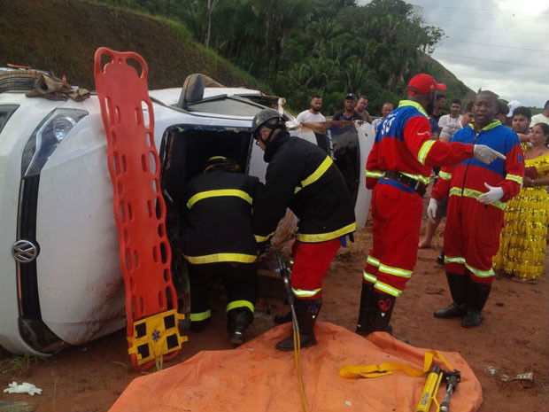 Motorista do Gol perdeu o controle do veículo e capotou no KM 19, em Simões Filho (Foto: Divulgação/ Via Bahia)