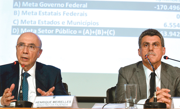 Os ministros Henrique Meirelles (Fazenda) e Romero Jucá, (Planejamento) anunciaram o déficit ontem (Foto: Evaristo Sá/AFP)