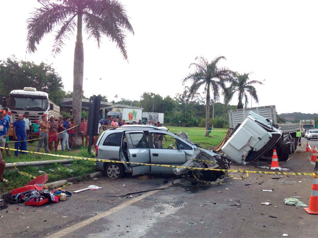 Duas crianças, que estavam no carro de passeio, morreram. Os feridos foram encaminhados para o HGE e Hospital do Subúrbio (Foto: Thiago Freire/CORREIO)