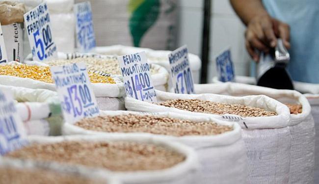 Na feira livre, o feijão é encontrado por cerca de R$ 13, R$ 14 (Foto: Raul Spinassé l Ag. A TARDE)
