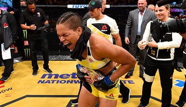 Lutadora baiana é a primeira brasileira campeã do UFC (Foto: Josh Hedges l Zuffa LLC l Getty Images)
