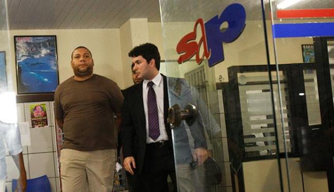 Taxista disse que se defendeu após jovem jogar lata de cerveja nele e no carro, mas negou agressões (Foto: Margarida Neide | Ag. A TARDE)