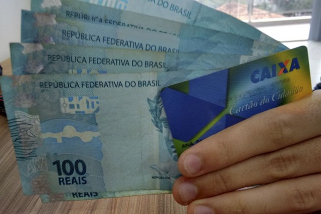 O valor equivale a um salário mínimo vigente na data de pagamento, atualmente em R$ 880.