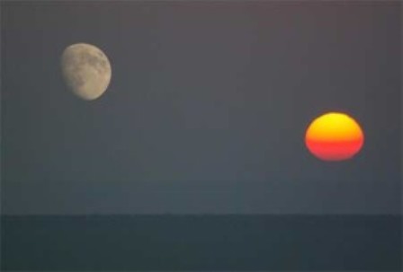 Para os pesquisadores do estudo, esses tremores de terra parecem ser desencadeados pela gravitação, que 'comprime e estica' a crosta da Terra