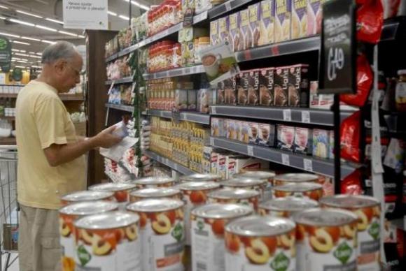Aprovada em junho do ano passado, obriga a indústria alimentícia a a informar nos rótulos a presença dos principais alimentos que levam a alergias alimentares (Foto: Arquivo/Agência Brasil)