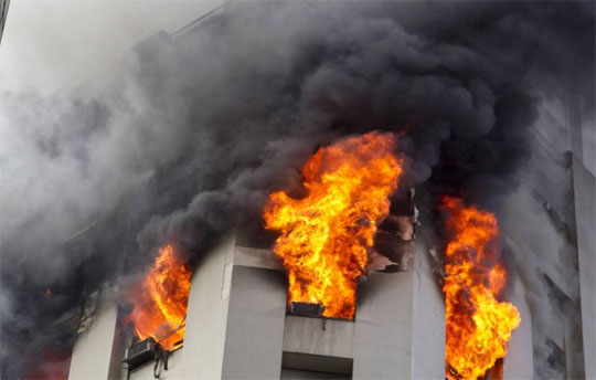'Porque eis que aquele dia vem ardendo como fornalha; todos os soberbos, e todos os que cometem impiedade, serão como a palha; e o dia que está para vir os abrasará, diz o SENHOR dos Exércitos, de sorte que lhes não deixará nem raiz nem ramo'. Malaquias 4:1