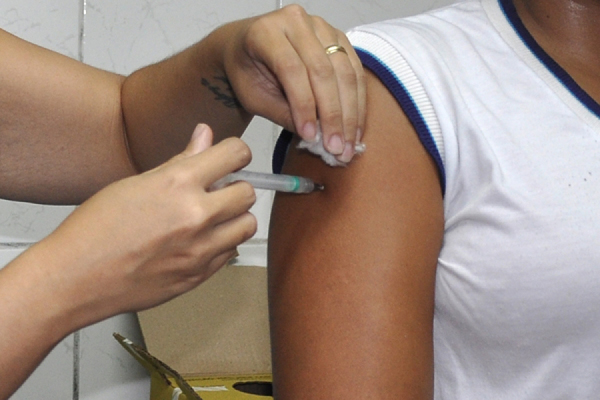 Município deve vacinar cerca de 7 mil meninas (Foto: Marcelo Ferrão)