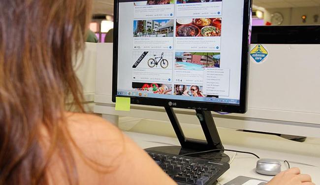O consumidor procura a comodidade da compra com apenas um clique (Foto: Joá Souza | Ag. A TARDE)