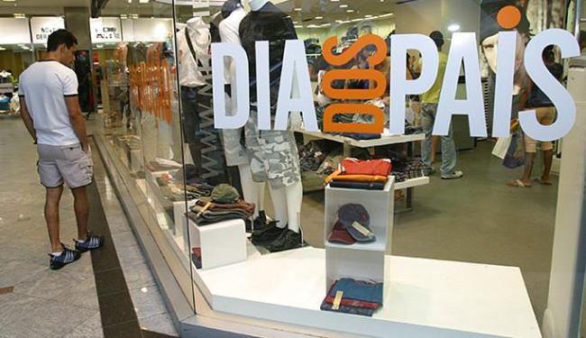 Roupas, perfumes, calçados e acessórios encabeçam a lista de opções na hora da compra do presente (Foto: Arestides Baptista l Ag. A TARDE)