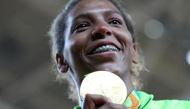 Sorriso só apareceu no semblante concentrado e determinado de Rafaela após receber o ouro no pódio (Foto: Alaor Filho l Exemplus l COB)