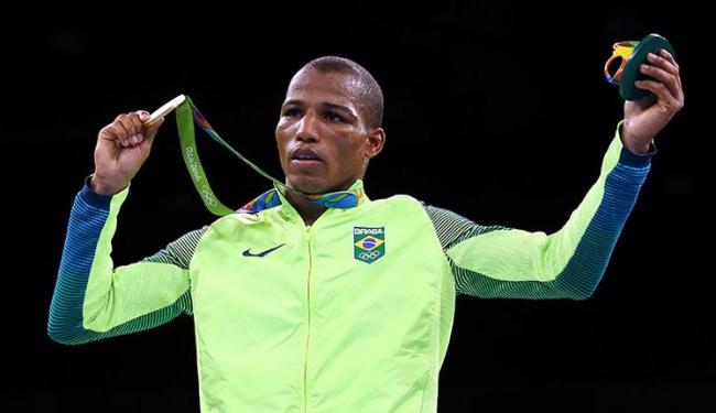 Com olhar seguro de quem ‘sobrou’ na Rio-2016, Robson exibe sua medalha de ouro (Foto: Peter Cziborra | Divulgação)