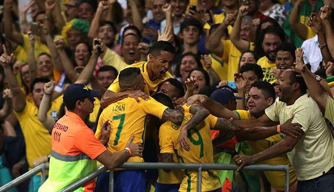 Time celebrou os gols nos braços da torcida (Foto: Raul Spinassé | Ag. A TARDE)