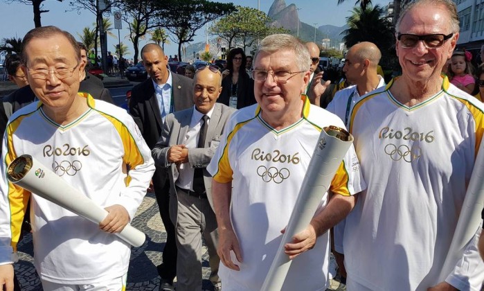 Ban Ki-moon e Thomas Bach com olímpica em Ipanema (Foto: Reprodução/Twitter Rio-2016)