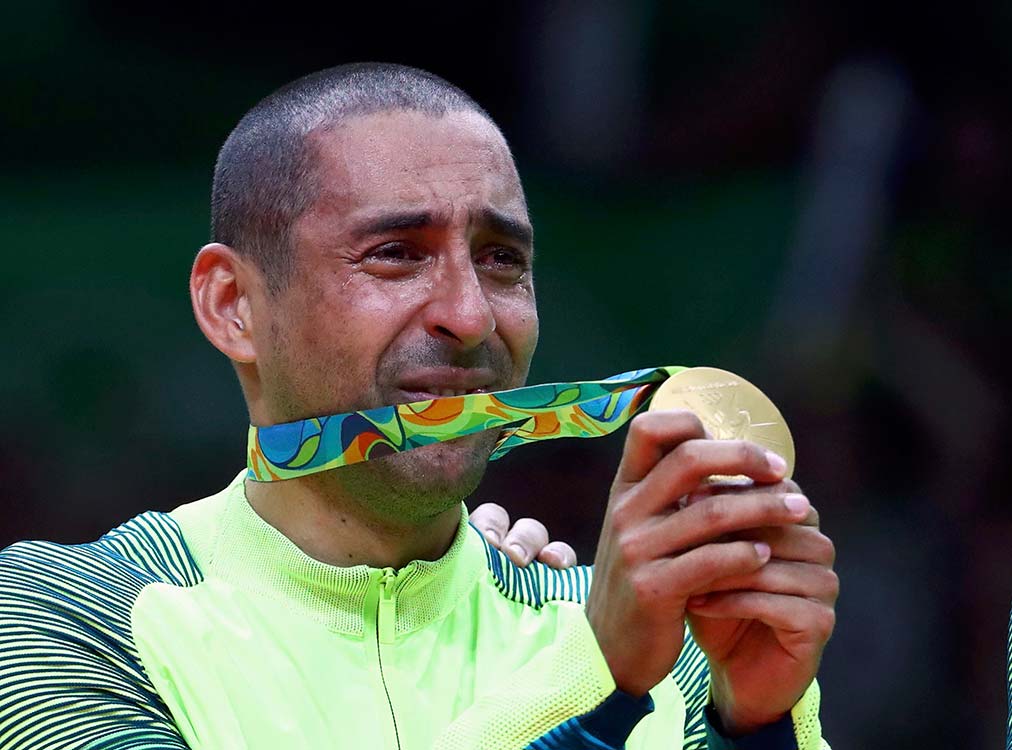 Serginho chora ao mostrar medalha de ouro conquistada com a seleção (Foto: Agência Reuters)