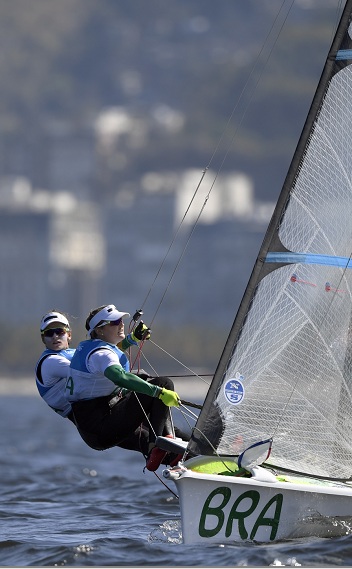 Elas venceram a regata medal race superando as espanholas, dinamarquesas e neozelandesas, que disputavam o ouro contra elas (Foto: AFP)