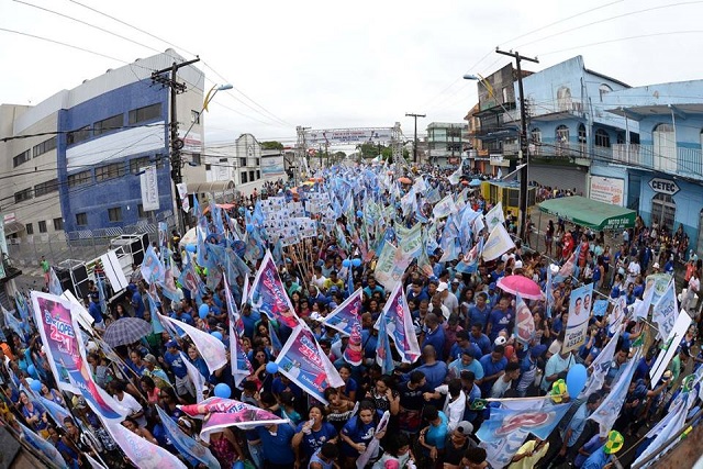 O candidato Elinaldo Araújo (DEM) também prestigiou o desfile 