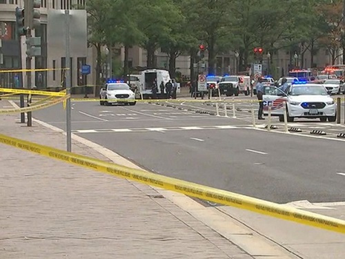 Polícia encontrou pacote suspeito em uma rua de Washington, perto da Casa Branca (Foto: Reprodução/Twitter/FOX 5 DC)