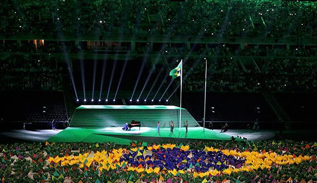 Bandeira humana foi formada ao som do piano do maestro João Carlos Martins (Foto: Sergio Moraes l Reutetrs)